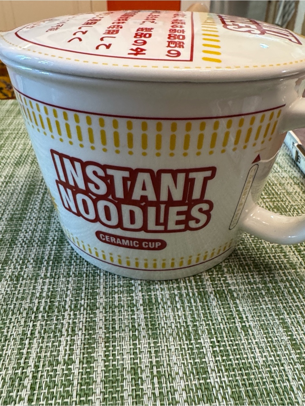 Instant Noodles Giant Ceramic Cup with Lid - White and Red, 30 ounces.